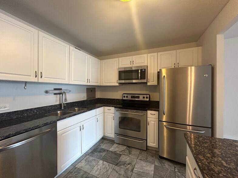 Building Photo - 1350 N Dearborn St