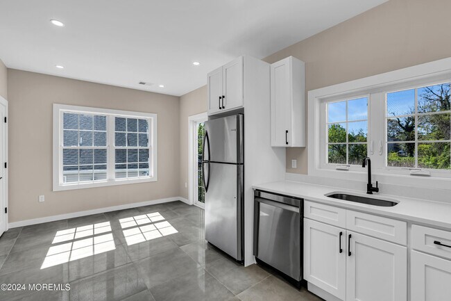 Building Photo - 333 1st St