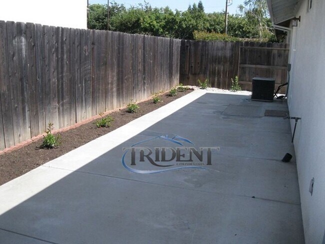 Building Photo - 3 bedroom, 2 bath half-plex/duplex