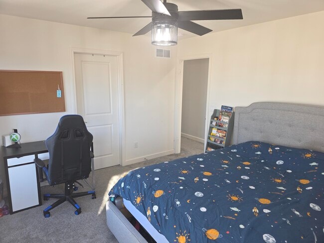 Building Photo - W240N5649 Holly Ct