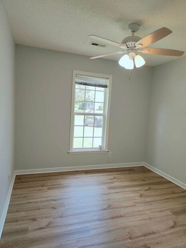 Building Photo - 2025 Ardmore Village Ln