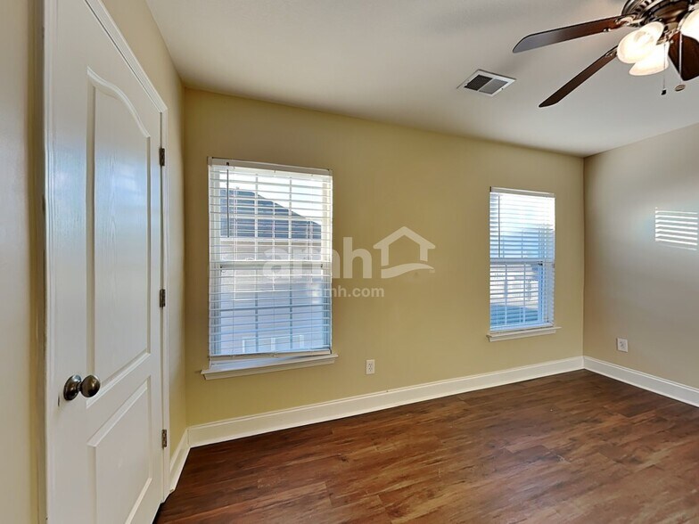 Building Photo - 147 Scottish Ave