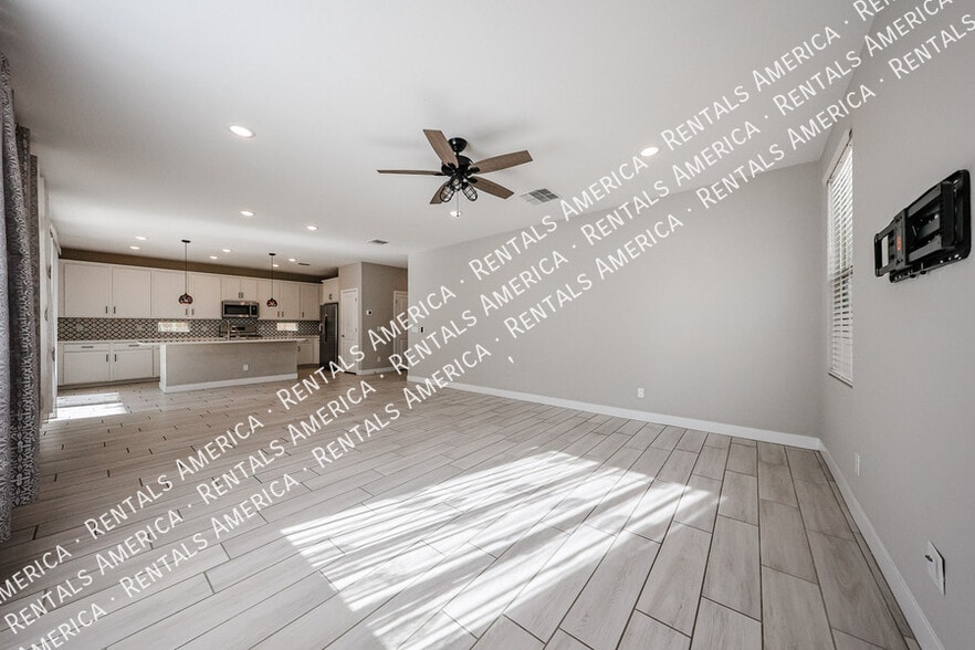 Building Photo - 1321 W Coyote Dr