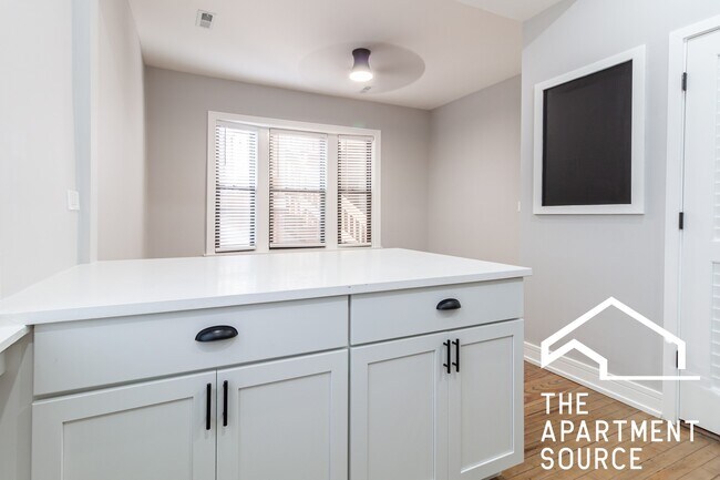 Building Photo - 3842 N Wilton Ave