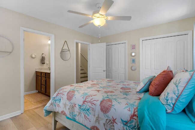 Building Photo - Coastal Comfort Awaits: Spacious 3-Bed, 3-Bath Townhouse in Surf City!