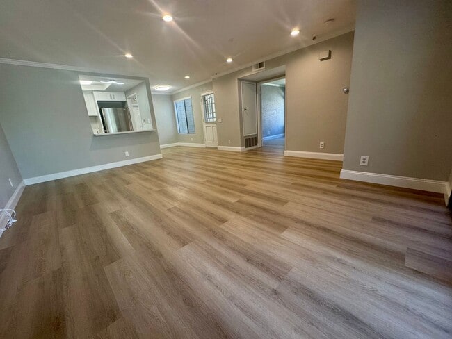 Building Photo - 2 Bedroom, Newly Renovated Beautiful Condo...