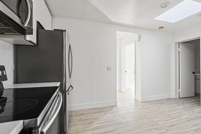 Building Photo - 850 N Van Ness Ave