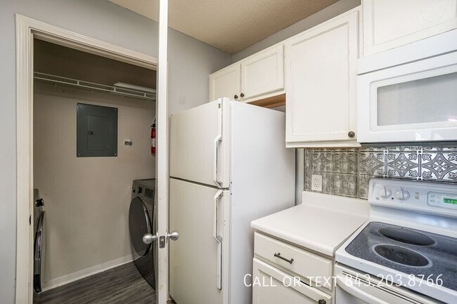 Building Photo - 2011 N Hwy 17