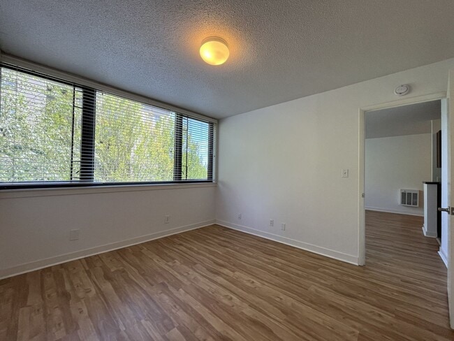 Building Photo - 1Bd/1Ba Home in Goose Hollow neighborhood ~ Secured Garage Parking and Additional Storage Unit!!!