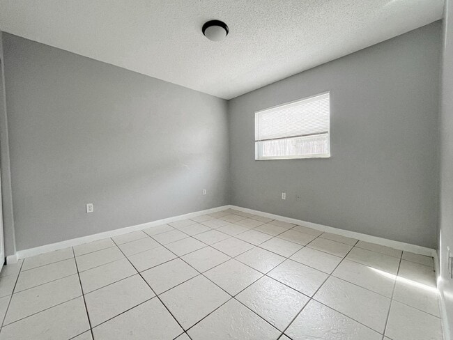 Building Photo - 2/1 Duplex COMING SOON!