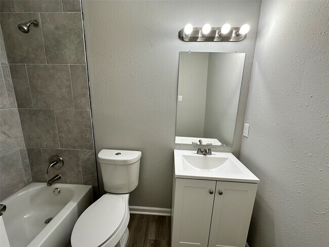 Building Photo - 5822 Glenhurst Dr