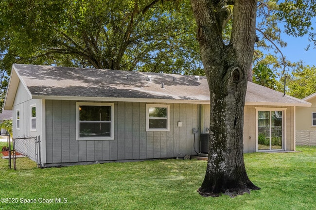 Building Photo - 3216 1st Pl