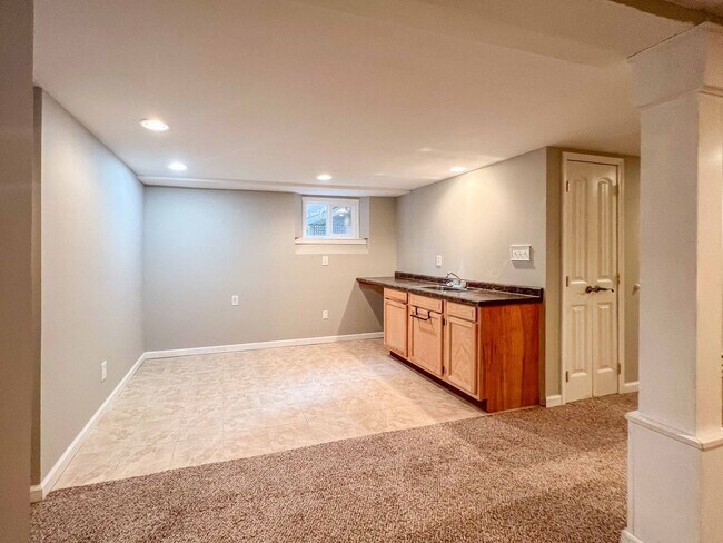 Building Photo - 5/3 updated Mid-Century Modern with original hardwoods