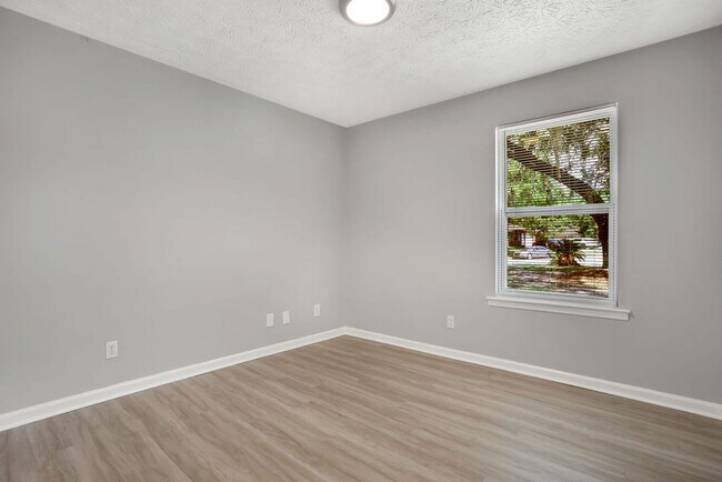Building Photo - 3 bedroom 2 bath home in Village Green