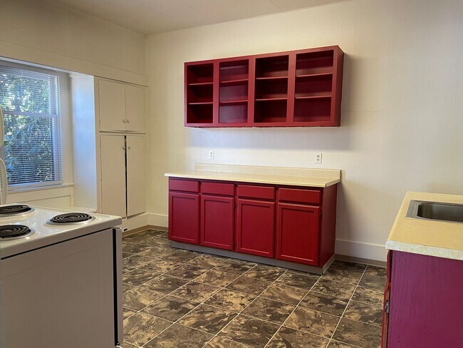 Building Photo - Beautiful Wood Details-Charming 1 Bedroom 1 Bath