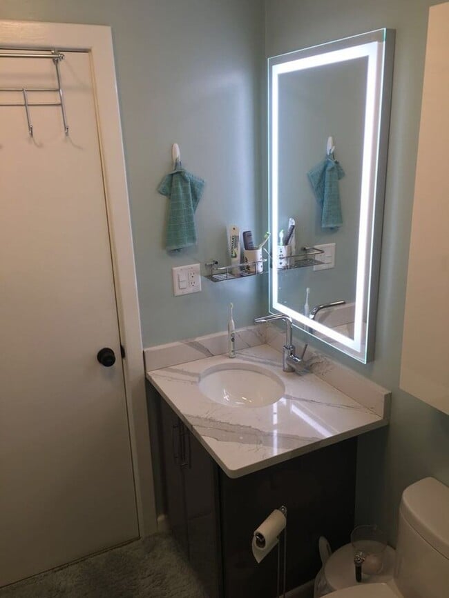 Building Photo - Bright 2-bedroom condo with balcony and ma...