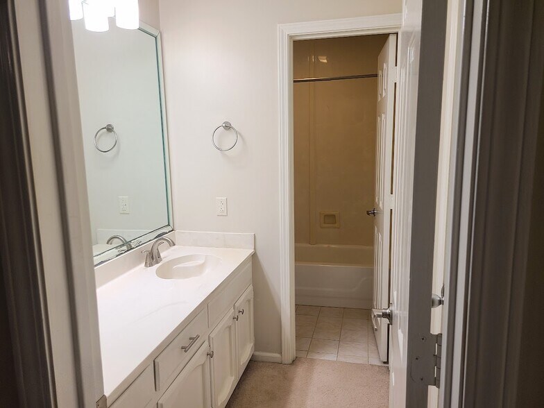 Master bath with tub/shower combo - 12439 Coursey Blvd