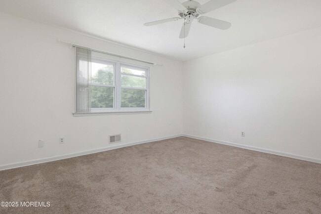 Building Photo - 10 Primrose Ln