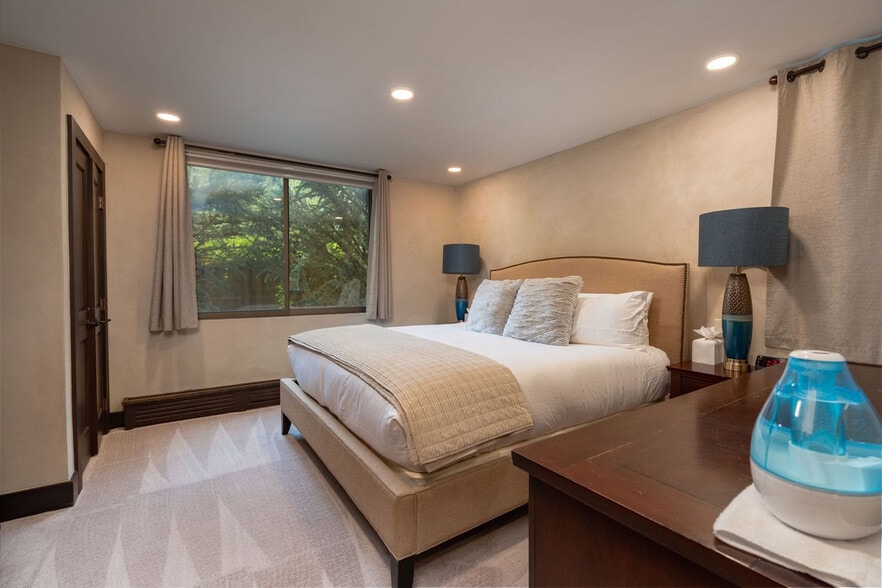 Building Photo - 1024 E Hopkins Ave