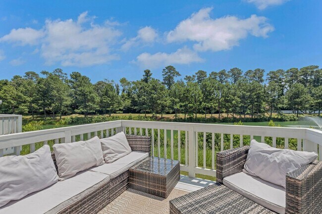 Building Photo - Stunning 3BR/3.5BA Townhome | 2,300+ Sq Ft...