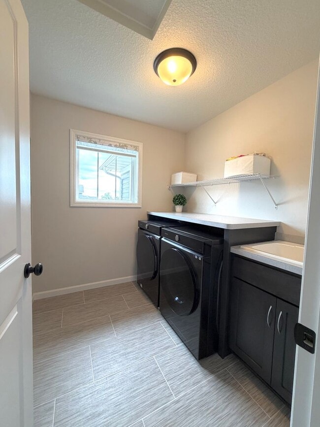 Building Photo - Gorgeous 3bed 3bath Home, Nestled in The Desirable Harvest West Neighborhood of Chaska