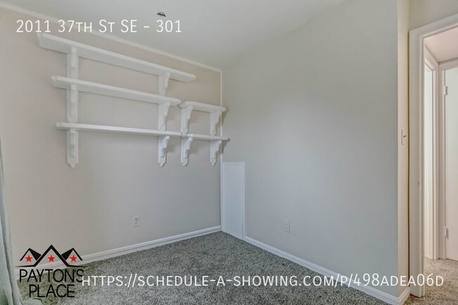 Building Photo - Spacious condo unit in well kept building.