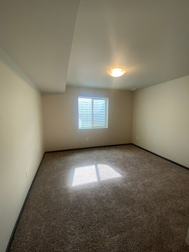 Building Photo - 5 BED | 2 BATH | DOUBLE GARAGE | RAPID VALLEY