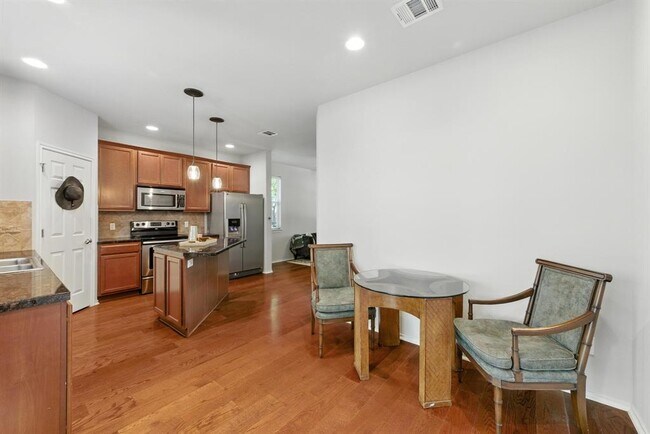 Building Photo - 512 Eberhart Ln