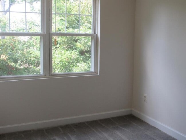Building Photo - 2 Bedroom Townhome with 1.5 bath Ready for...