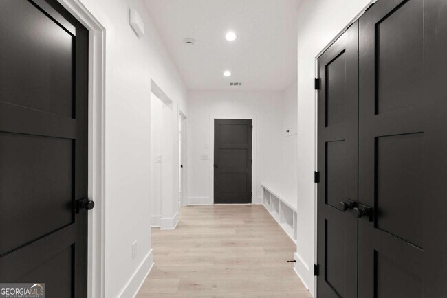 Building Photo - 151 S Pointe Dr