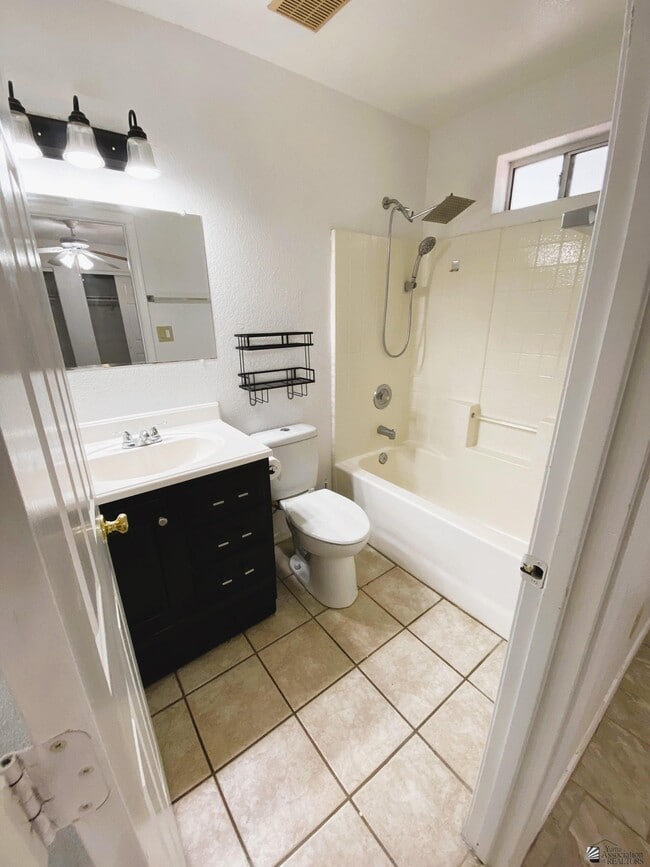 Building Photo - 1422 Andrea Ave