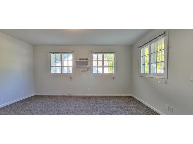 Building Photo - 2335 Hemlock Ln N