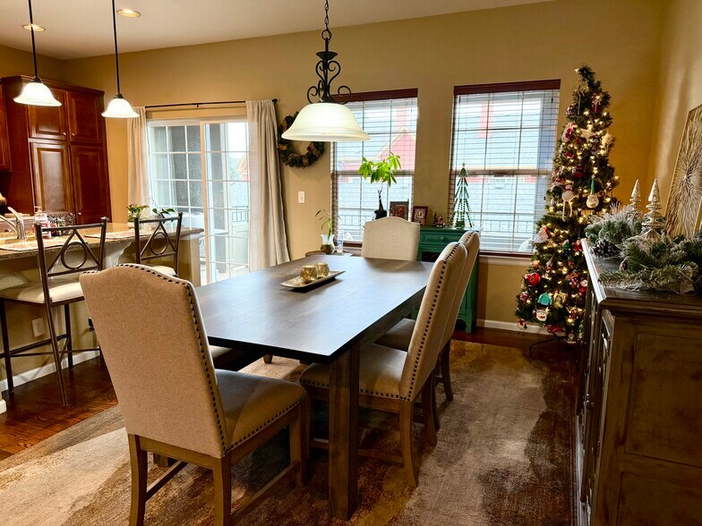 Dining area - 835 Brookhurst Ave