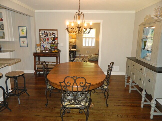 Building Photo - 744 McClure Dr