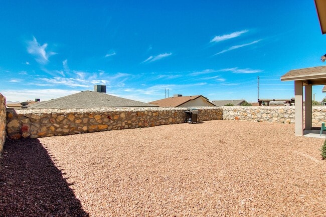 Building Photo - Beautiful Modern & Contemporary House 3 beds-2 baths in 79932