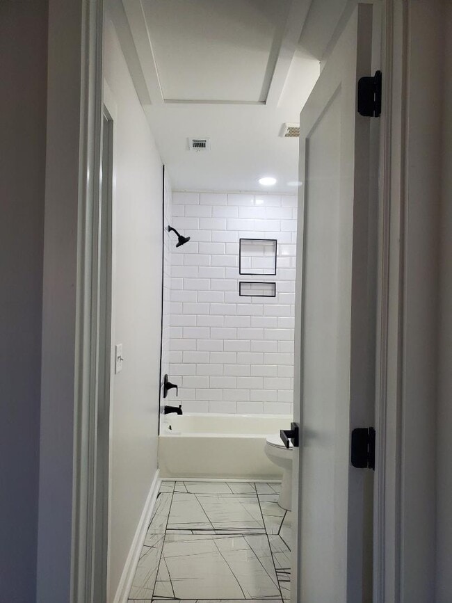 Building Photo - 290 Quick St