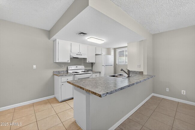 Building Photo - 860 E Brown Rd