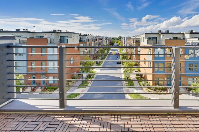 Building Photo - GREAT LOCATION!! Stunning 3BD/3.5BA luxury 4-level townhouse!