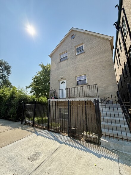 Primary Photo - 2629 W Luther St