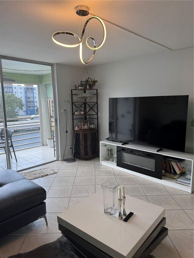 Building Photo - 505 E Dania Beach Blvd