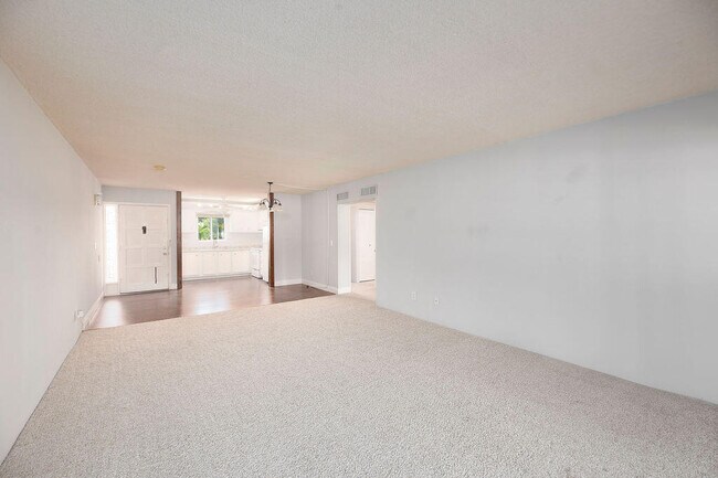 Building Photo - 1212 NE 14th Ct