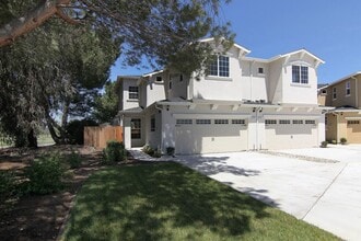 Building Photo - 3/2.5 Condo in Ridgemark with Fireplace and A/C