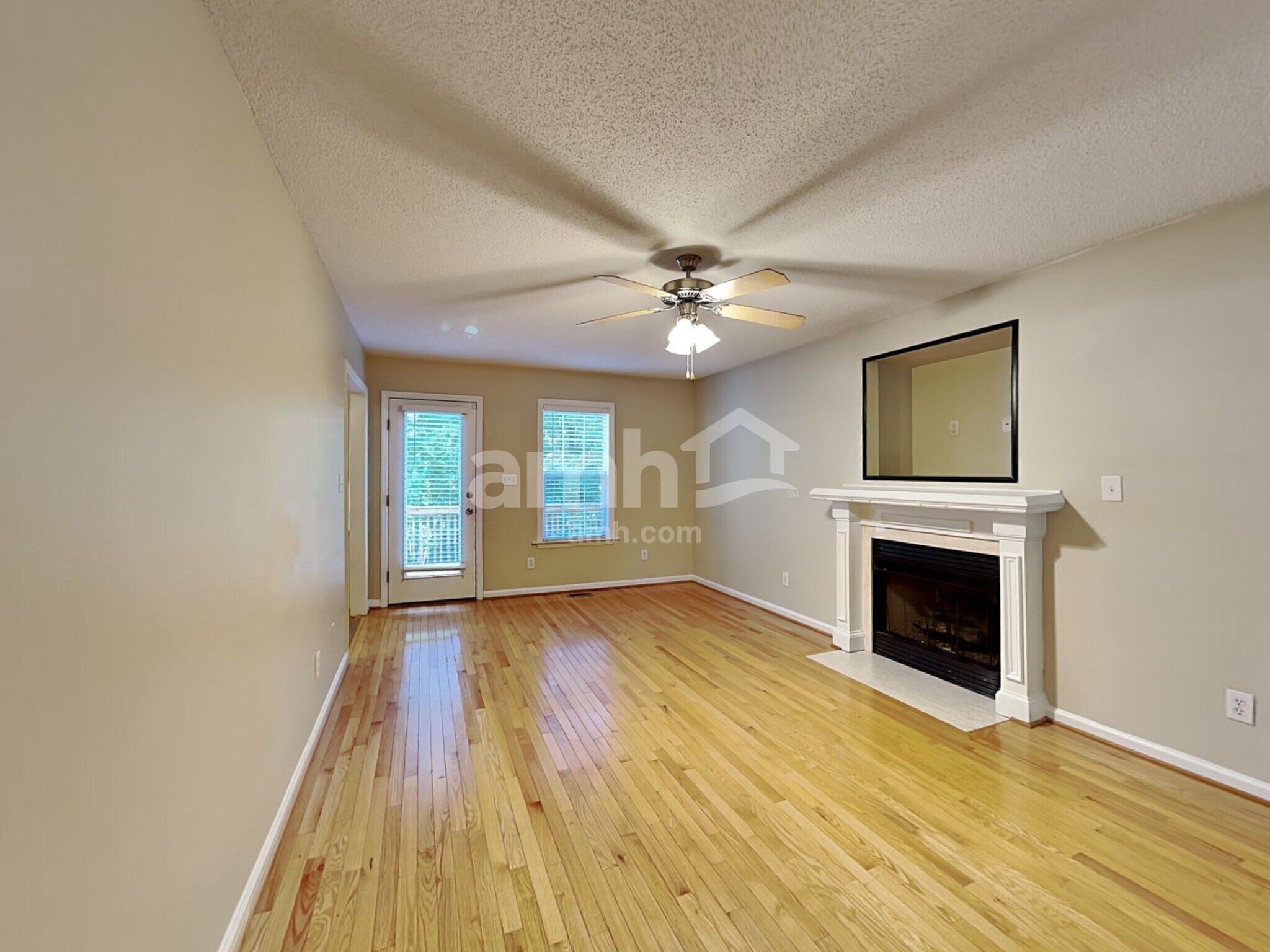 Building Photo - 104 Trailing Oak Trl