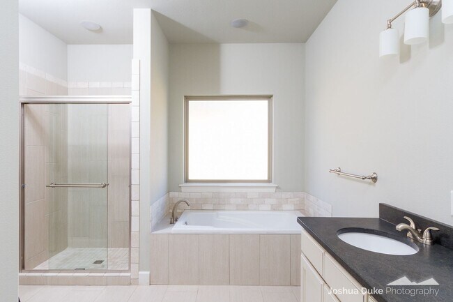 Building Photo - 3 bedroom 2 bath modern style home minutes from I-49 and Fayetteville access !!