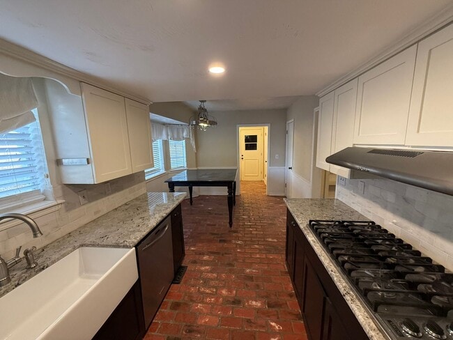 Building Photo - SPACIOUS HOME FOR RENT IN SUNGATE!