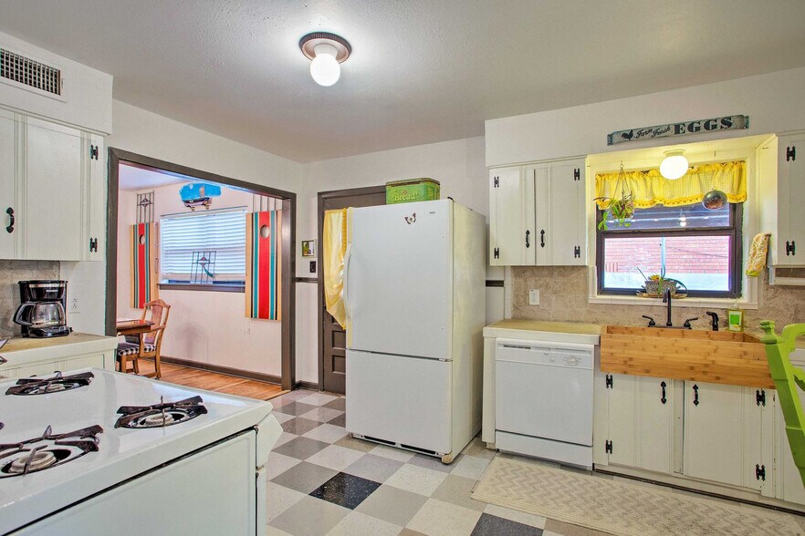Building Photo - 5316 Redbud Ln