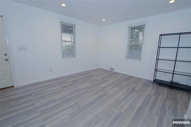 Building Photo - 454 Undercliff Ave