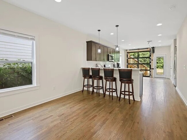 Building Photo - Great 4BR 3.5 Bath in Nashville