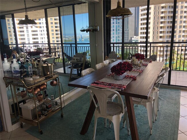 Building Photo - 540 Brickell Key Dr