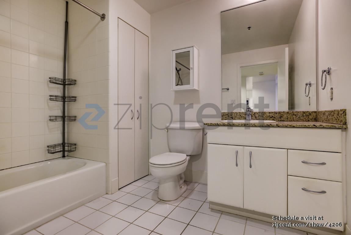 Building Photo - 260 King St